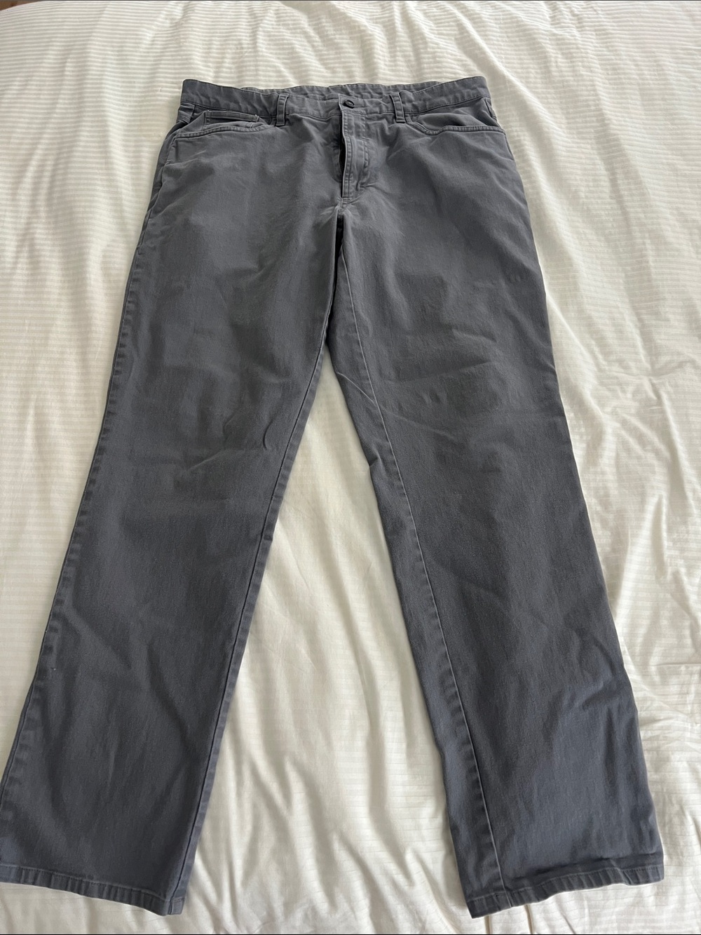 Men's Straight-Leg Jeans in Charcoal Gray
